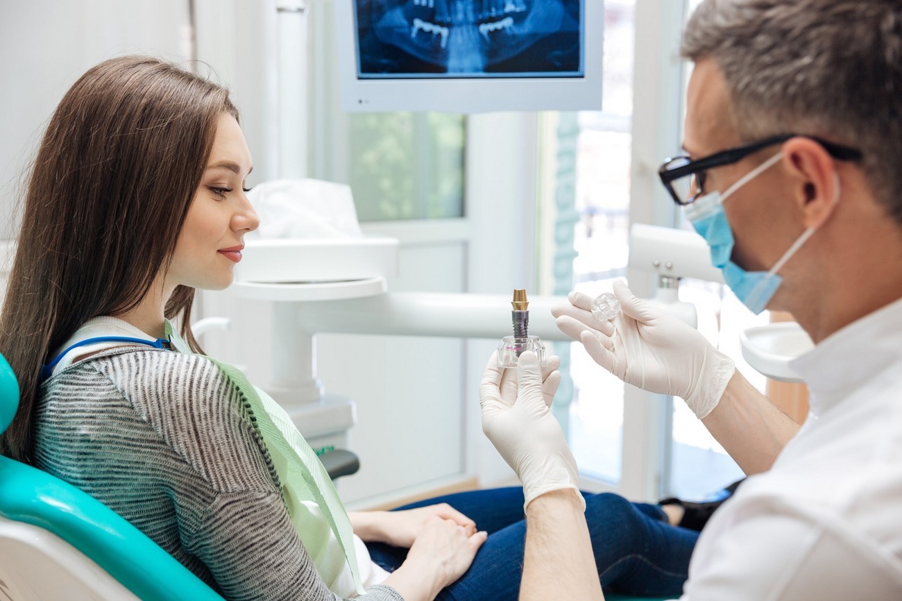 توضیح دندان پزشک برای بیمار مستعد ایمپلنت